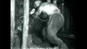 Abattage au marteau-piqueur pneumatique avec piliers de bois dans les années 1920