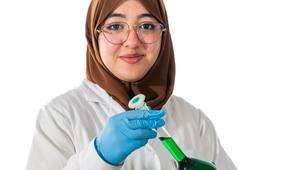 Khaoula Cherkani El Hassani, doctorante finaliste MT180 nous accueille dans son labo