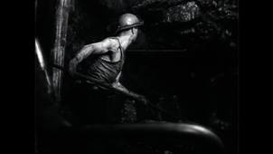 Dynamitage du charbon sur la crevasse formée par la haveuse à chaîne