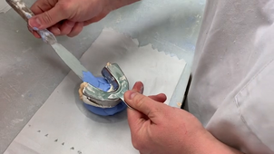 Coulée modèles en plâtre au laboratoire interne - CHRU Nancy